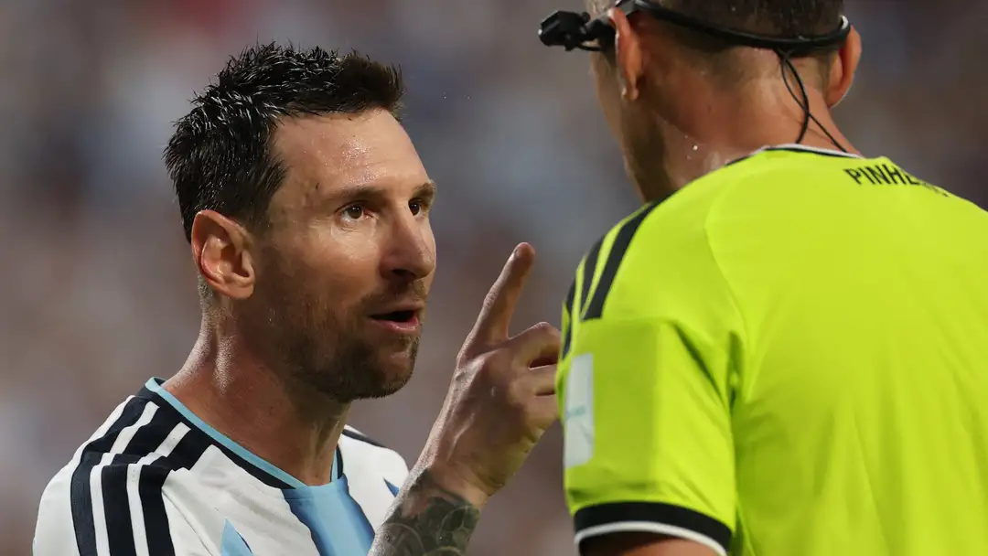 Lionel Messi speaking to referee Joao Pedro Pinheiro during Argentina vs. Switzerland